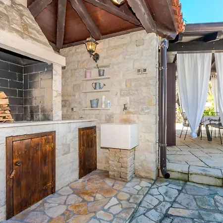 Holiday home Stunning In With Kitchen Ugljan