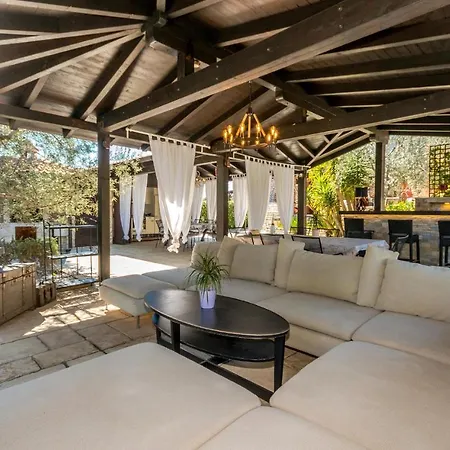 Stunning In With Kitchen Holiday home *
